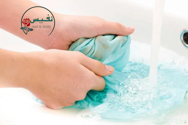  راهکارهای ساده و مؤثر برای پاک‌سازی لکه‌های سخت از روی ساتن