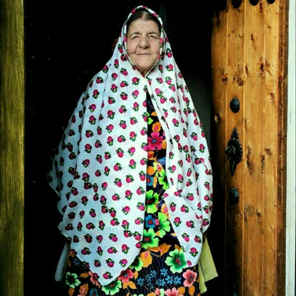 «روسری سنتی ابیانه؛ تاریخچه، طرح‌ها و اهمیت فرهنگی پوشاک زنان این روستا»